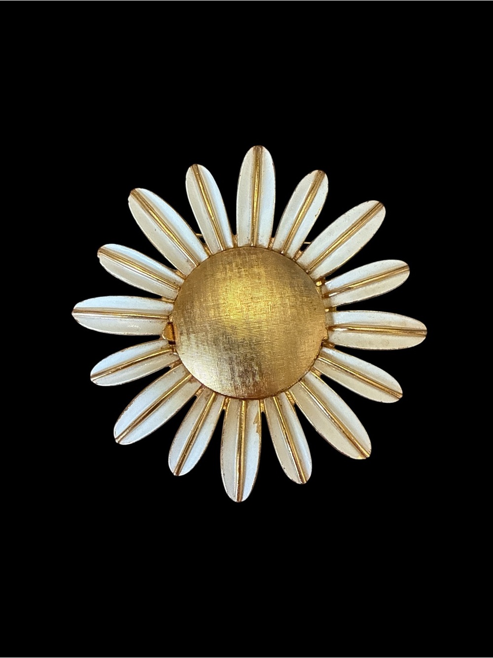 White and Gold Daisy Brooch - Classic Floral Accessory
